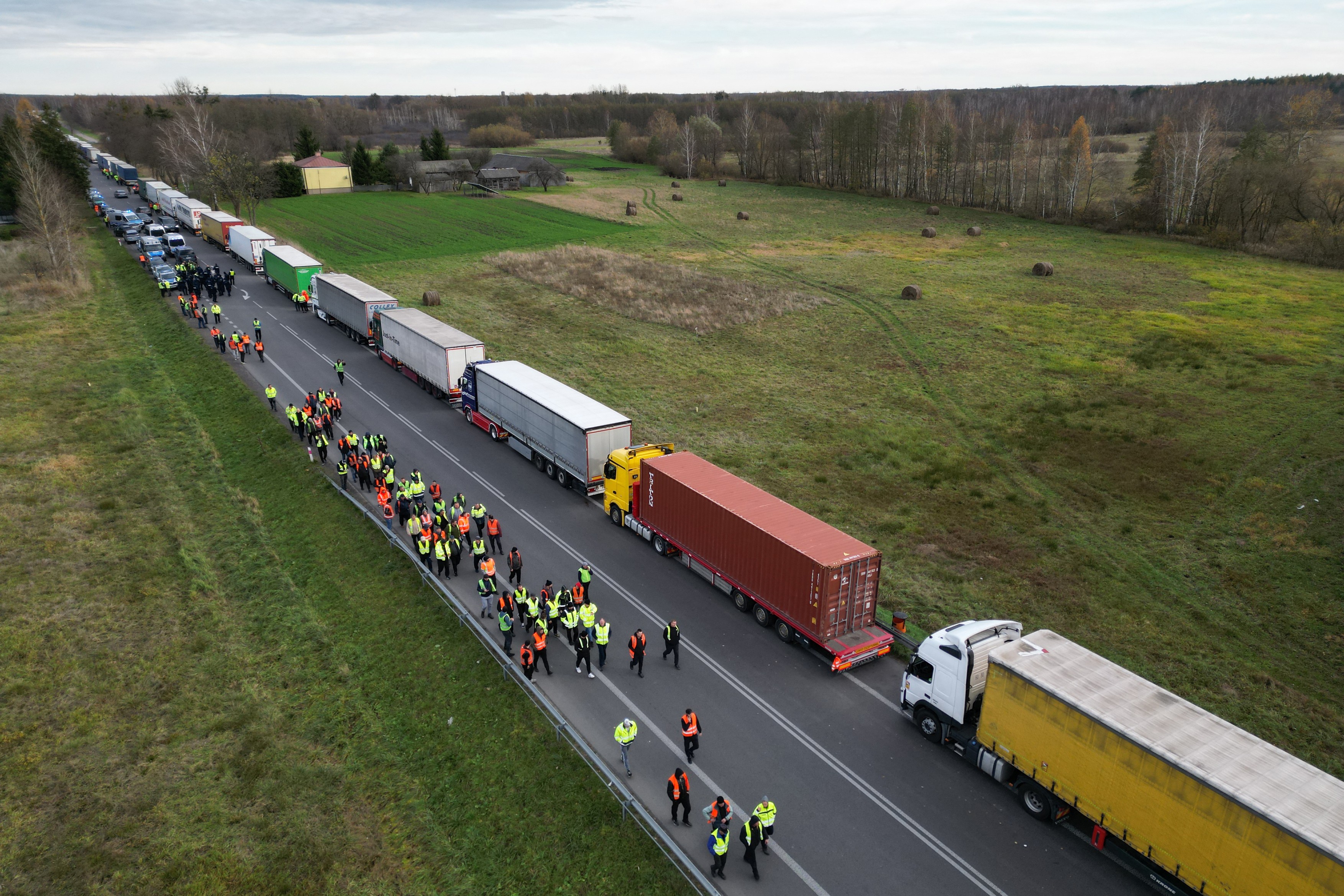 VIDEO Polonia: Mii de camioane, blocate la granița cu Ucraina din cauza protestului camionagiilor