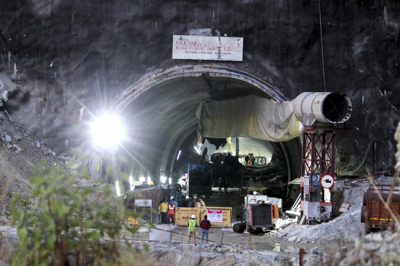 Zeci de muncitori au rămas blocaţi într-un tunel prăbuşit în India