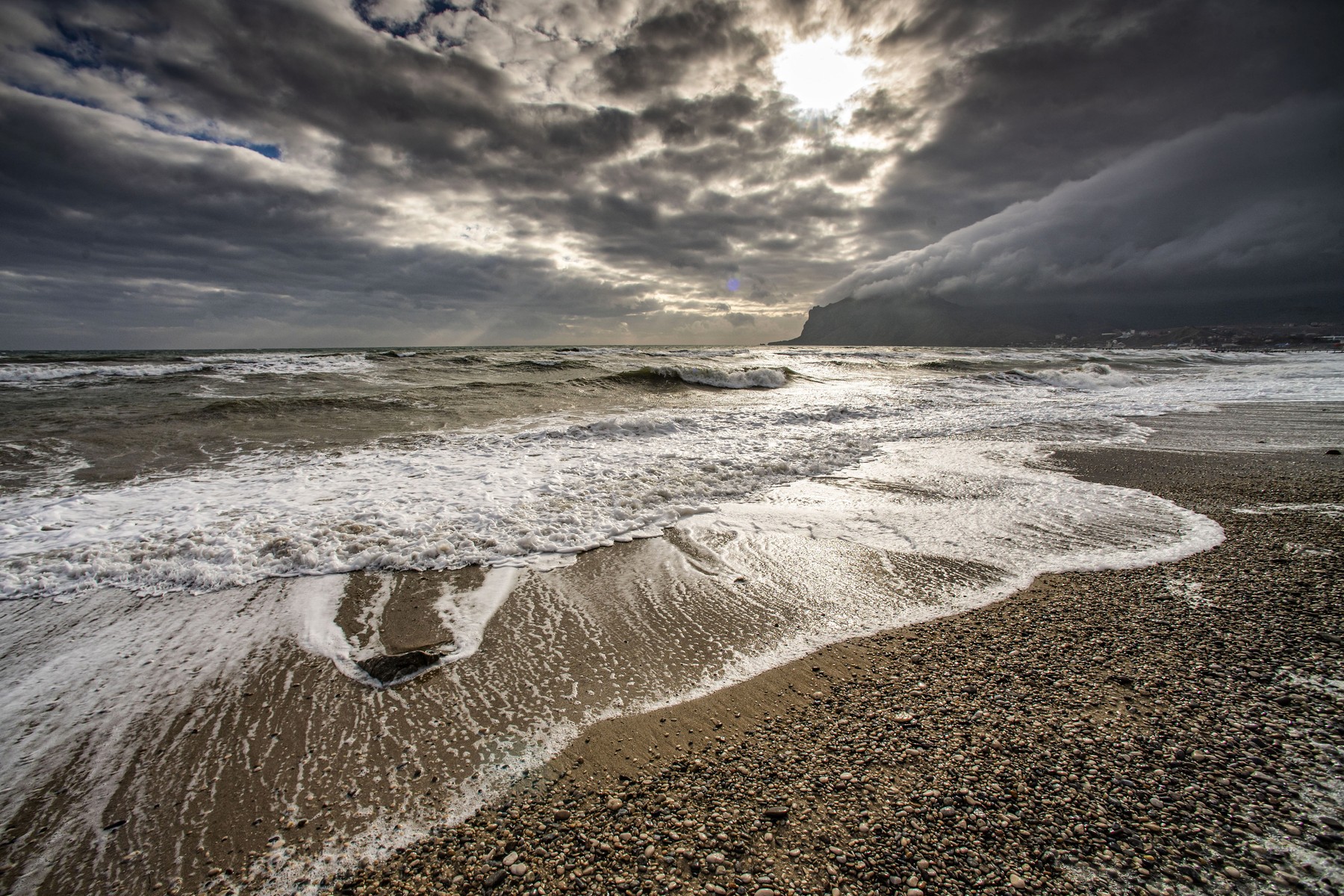 Navă cu 12 oameni la bord, dată dispărută în Marea Neagră, în largul Turciei, după o furtună puternică