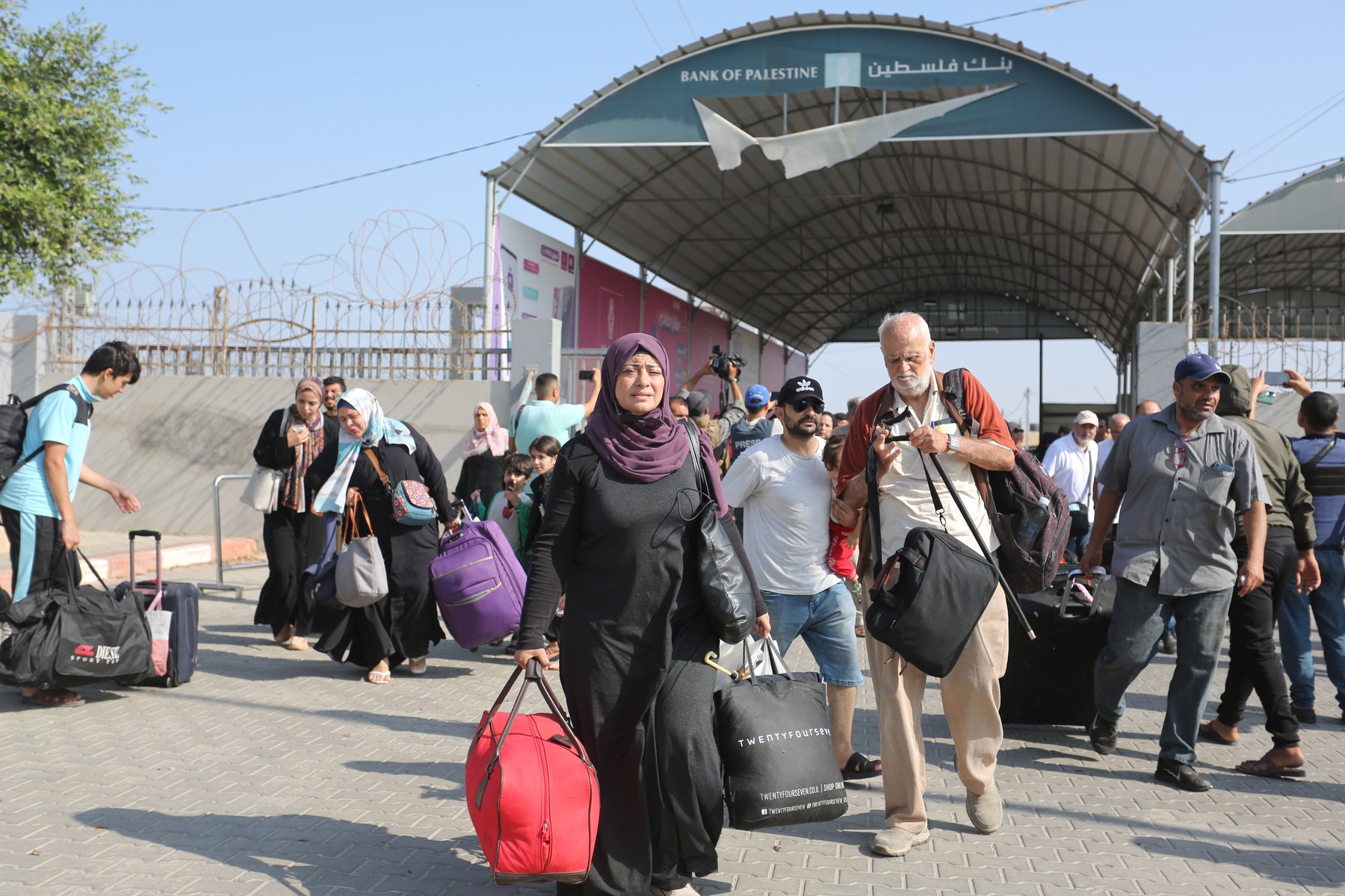 Peste 100 de români, evacuați din Fâșia Gaza, anunță MAE. Ei vor fi aduși în țară de la Cairo