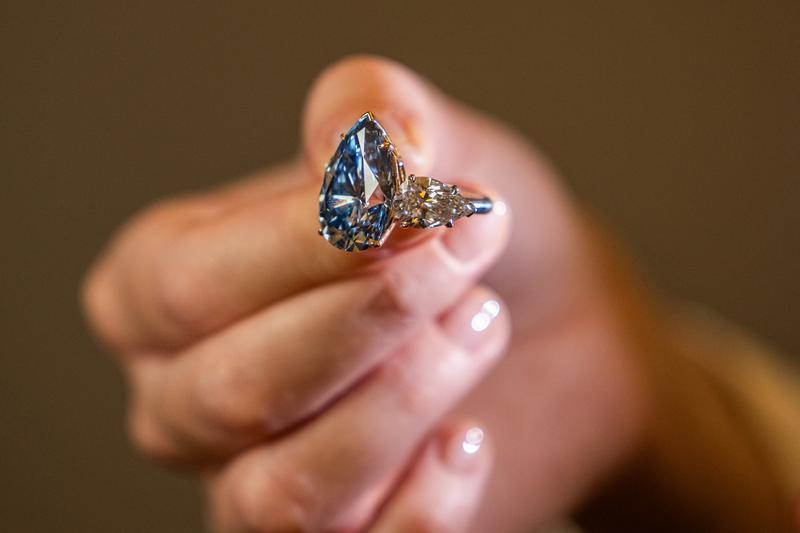 Diamantul „Blue Royal”