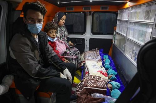 Bebeluși născuți prematur evacuați de la Spitalul Al-Shifa din Gaza