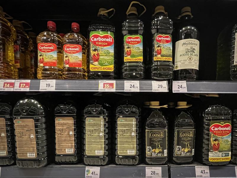 Sticle de ulei de măsline în magazinele din Spania