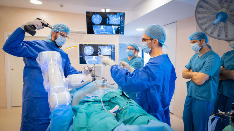 Cea mai nouă tehnologie robotică în neurochirurgie, la Spitalul MedLife Humaniatas Cluj