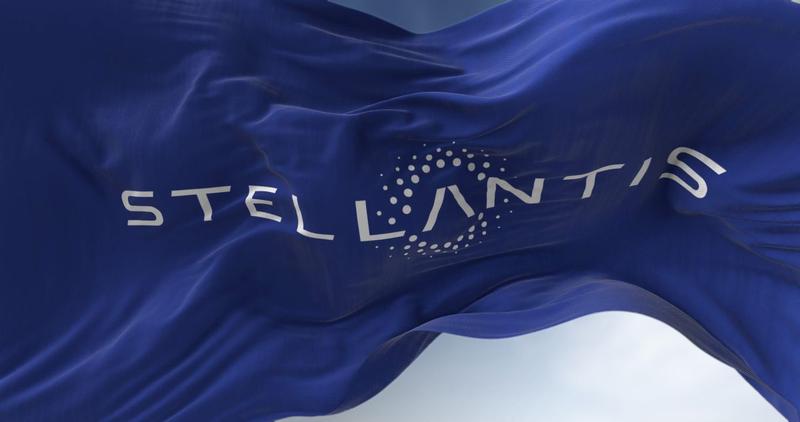 Un drapel cu logo-ul Stellantis