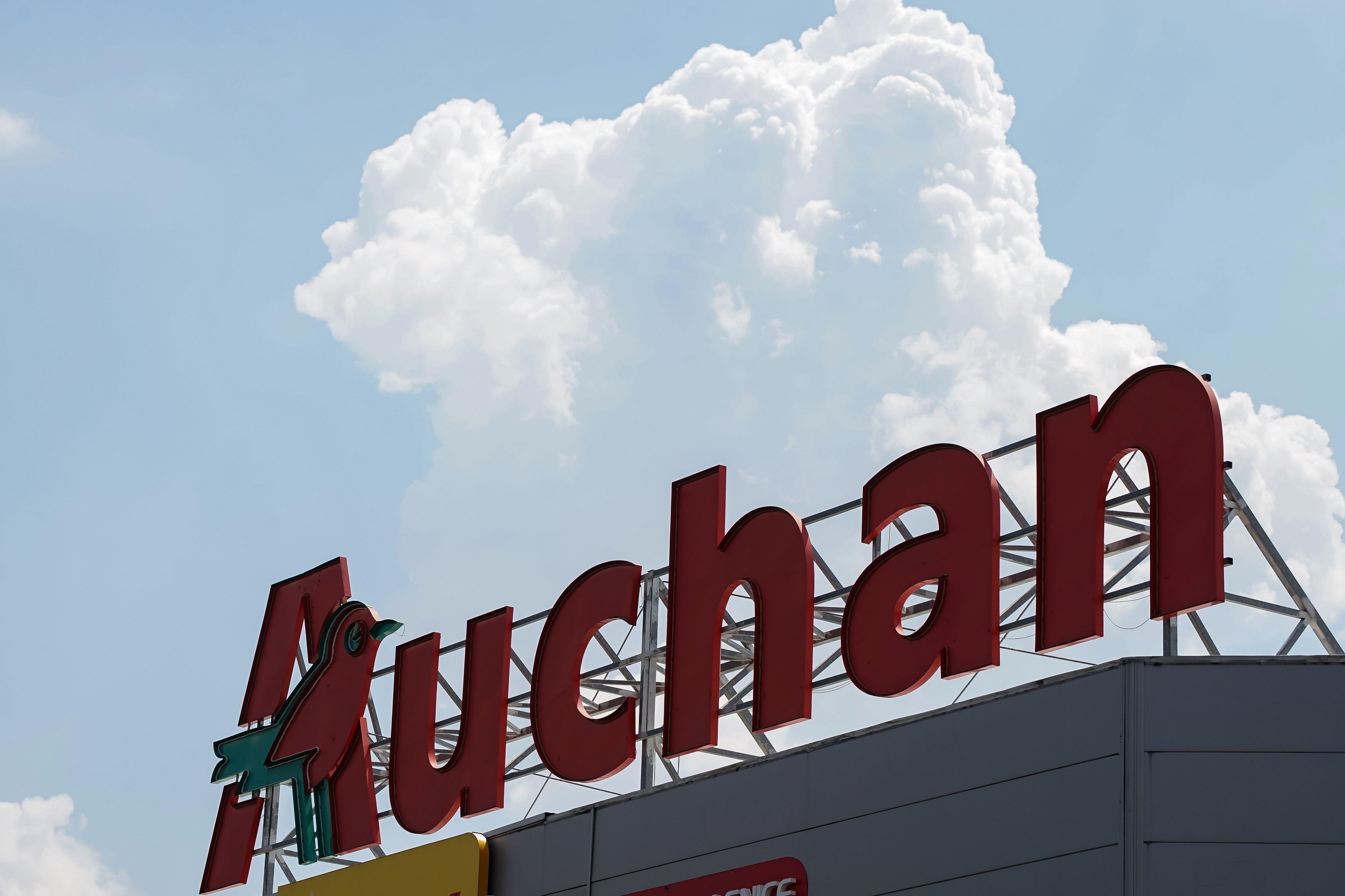 Auchan şi Penny, amendate în total cu 6,3 milioane de lei, din cauza produselor expirate, mizeriei și gândacilor / Cinci magazine au fost închise temporar