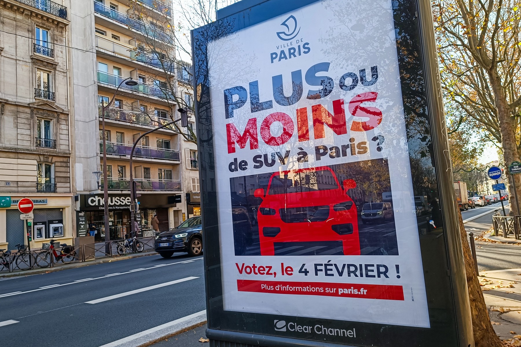 Parisul vrea să alunge SUV-urile mari prin creşterea tarifelor de parcare