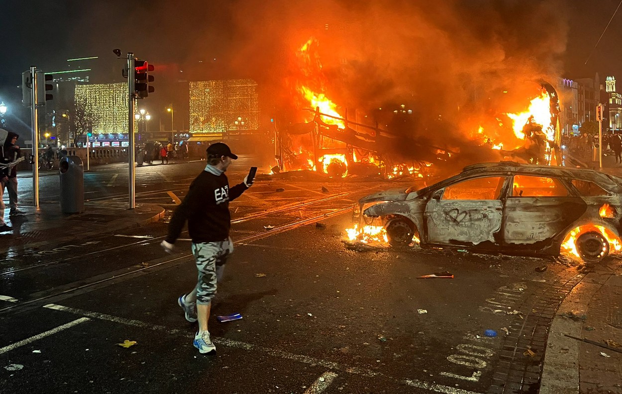 Revolte violente la Dublin după 3 copii au fost înjunghiați / Ciocniri între poliție și protestatarii anti-imigranți