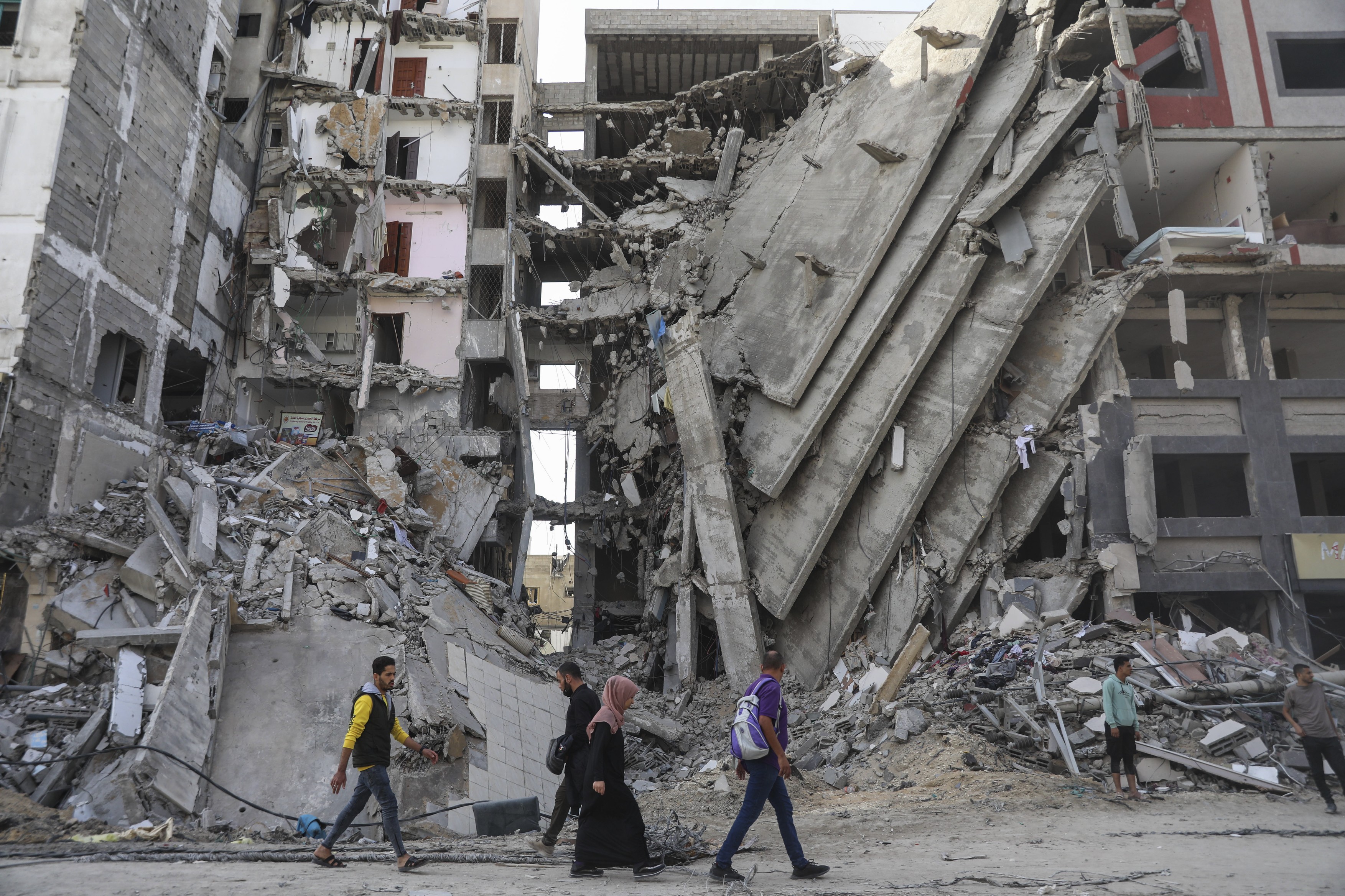 VIDEO Încordare maximă la granița Cisiordaniei, unde familii de palestinieni așteaptă eliberarea ostaticilor de către Israel / Confruntări între palestinieni și armată