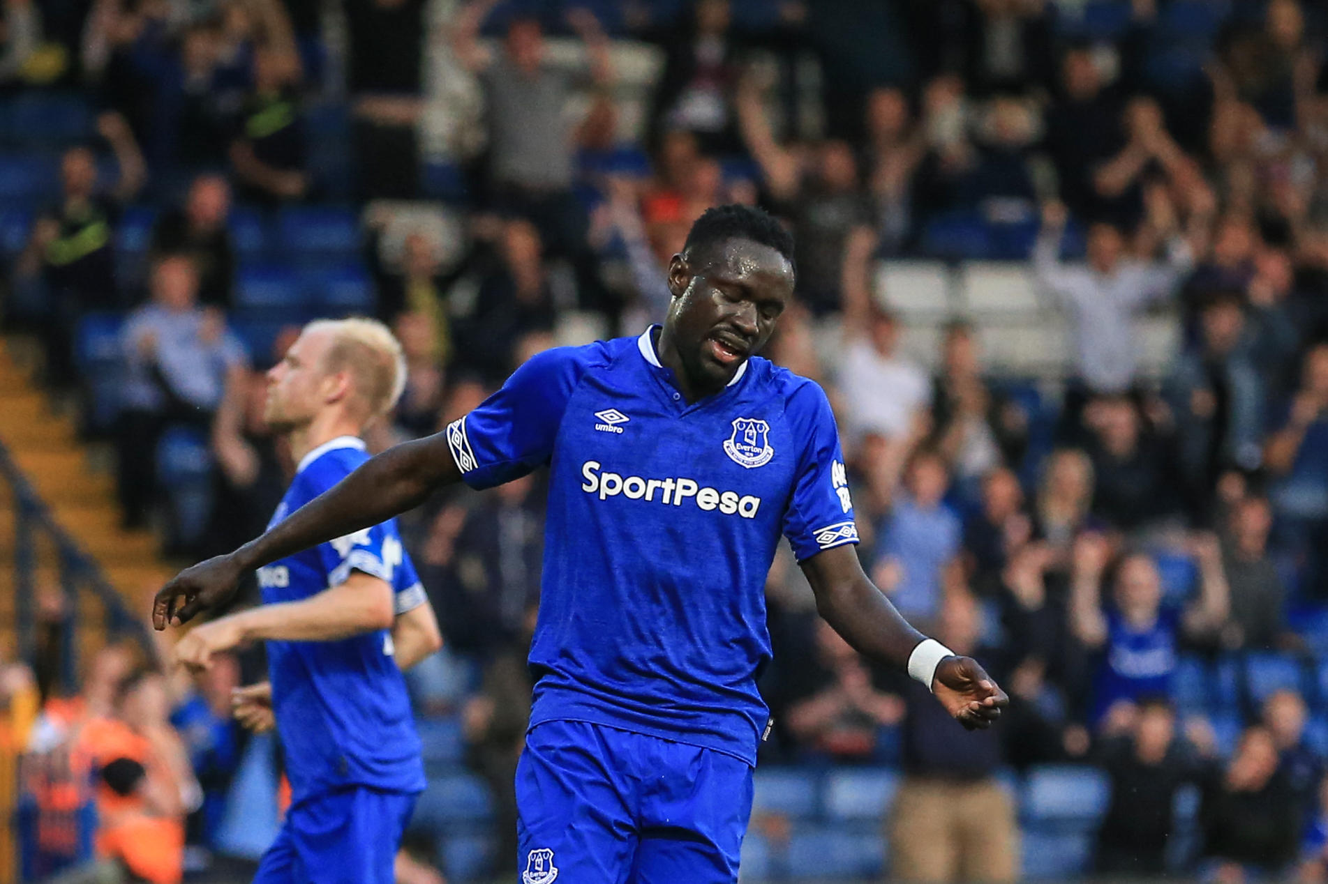 Acum 3 ani evolua în Premier League, iar în prezent joacă în liga a șaptea a Angliei