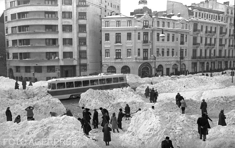 Una dintre cele mai grele ierni din București, în imagini document: vifornița din '54