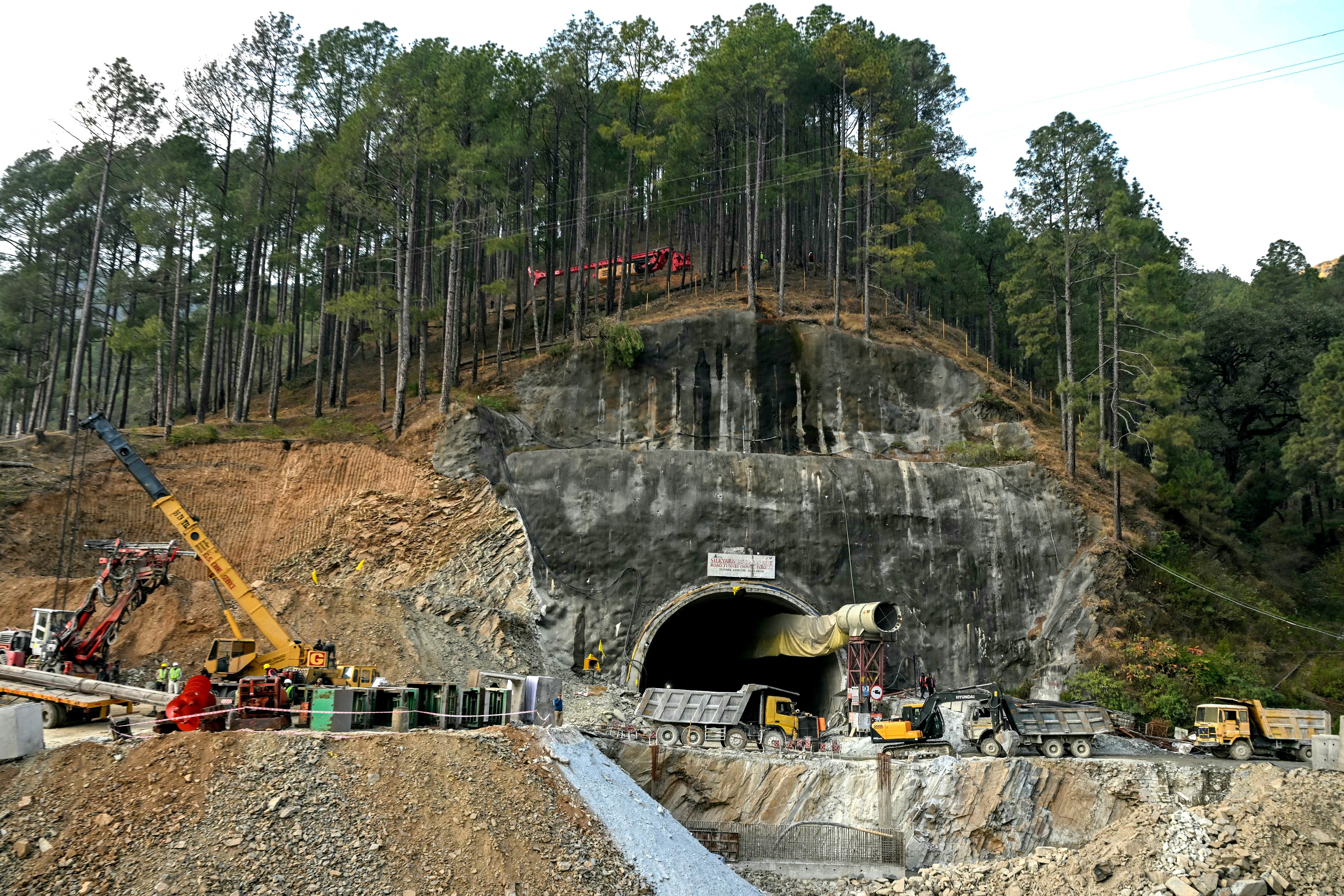 Salvarea a zeci de muncitori blocați după prăbușirea unui tunel din India, îngreunată de stricarea utilajului de forat / Salvatorii vor săpa manual