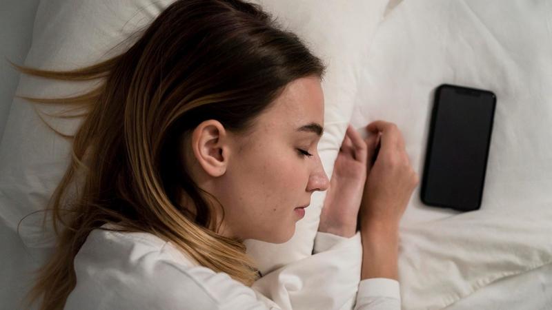 De ce nu e bine să ții telefonul lângă tine atunci când dormi