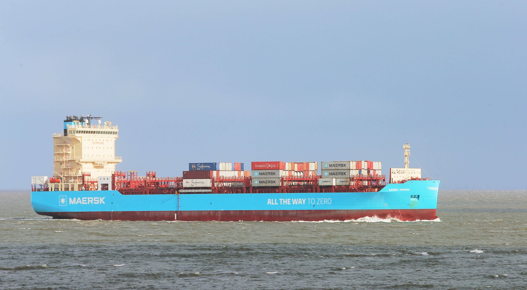 Companiile Maersk şi Hapag-Lloyd suspendă trecerea navelor lor prin Marea Roşie, în urma atacurilor rebelilor houthi