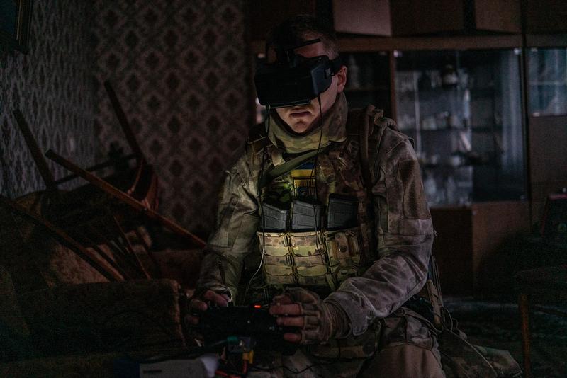 Un soldat ucrainean desfășoară o misiune cu drona FPV pentru a ținti pozițiile rusești de pe malul estic al râului Nipru