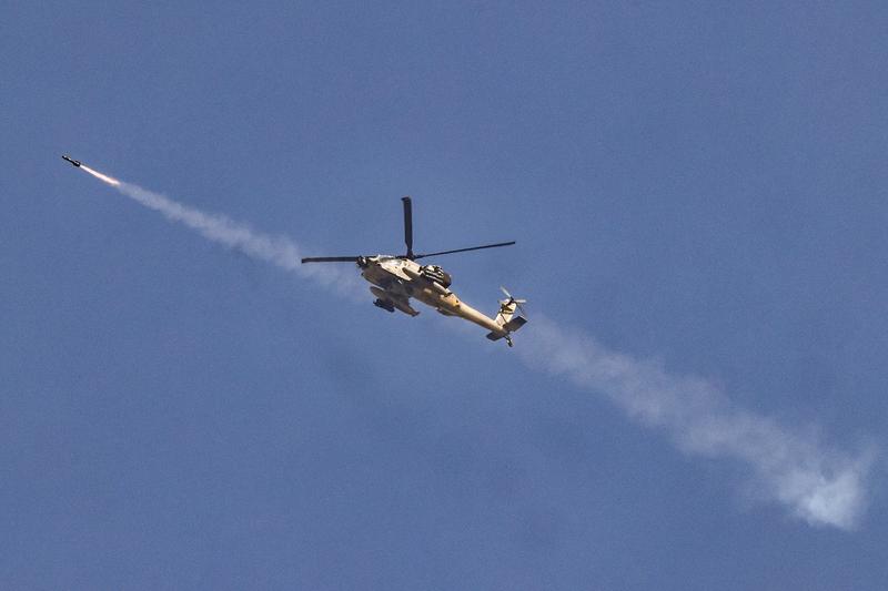 Elicopter de atac al forțelor aeriene israeliene trage o rachetă în timp ce zboară în apropierea graniței cu Fâșia Gaza, în sudul Israelului, pe 3 noiembrie 2023