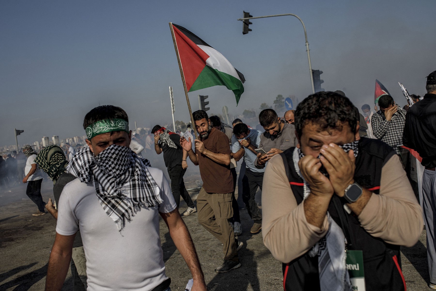 VIDEO Poliţia turcă dispersează o manifestaţie pro-palestiniană în apropierea bazei militare de la Incirlik, unde se află trupe şi arme americane