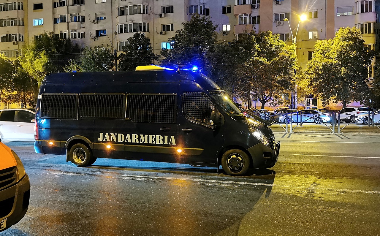 Bărbat de 83 de ani care aborda minore și le cerea favoruri sexuale, prins de jandarmi și predat Poliției