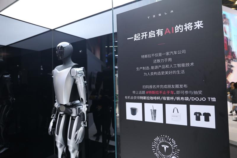 Robotul „Optimus” al Tesla prezentat la Shanghai