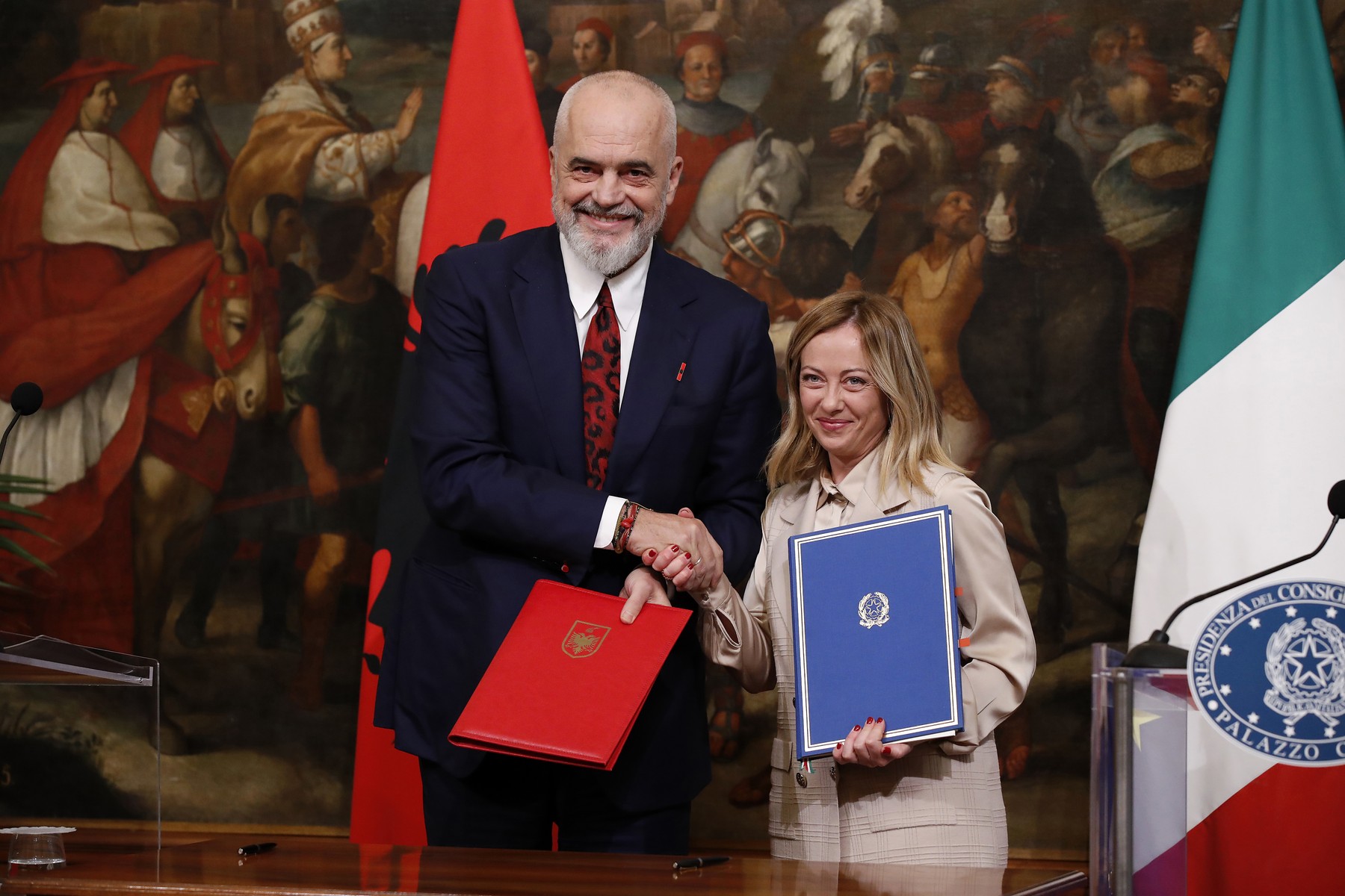 Giorgia Meloni susține că acordul ei cu Albania pentru expulzarea migranților ar putea fi un model pentru UE