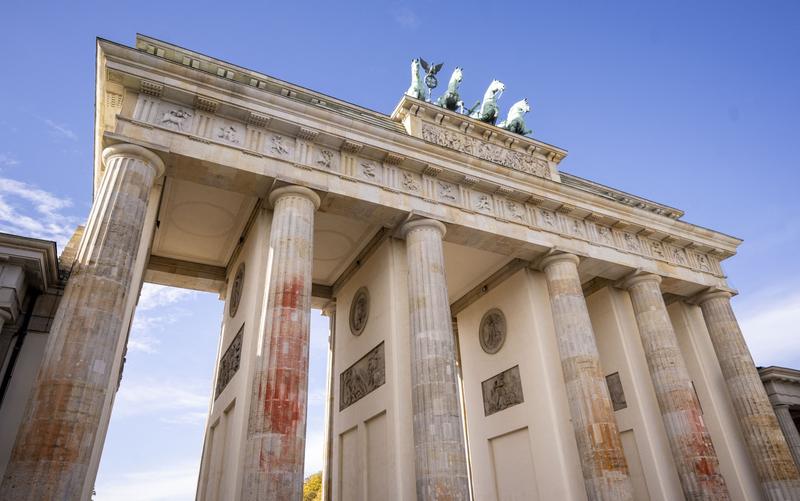 Poarta Brandenburg a fost vandalizata cu vopsea