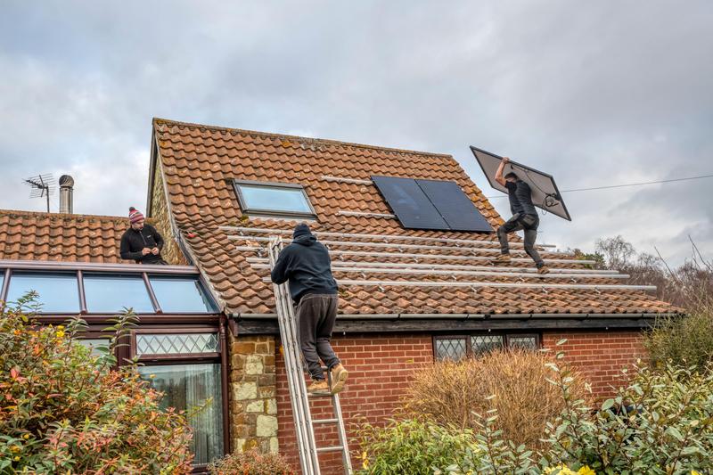 Panouri fotovoltaice instalate pe acoperiș