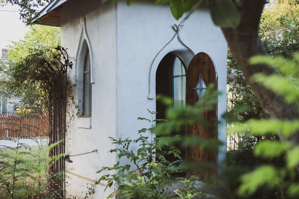 Un pasionat explorator urban invită oamenii să restaureze împreună cu el un conac de lângă București. Când va fi gata, comunitatea și donatorii se vor bucura de el