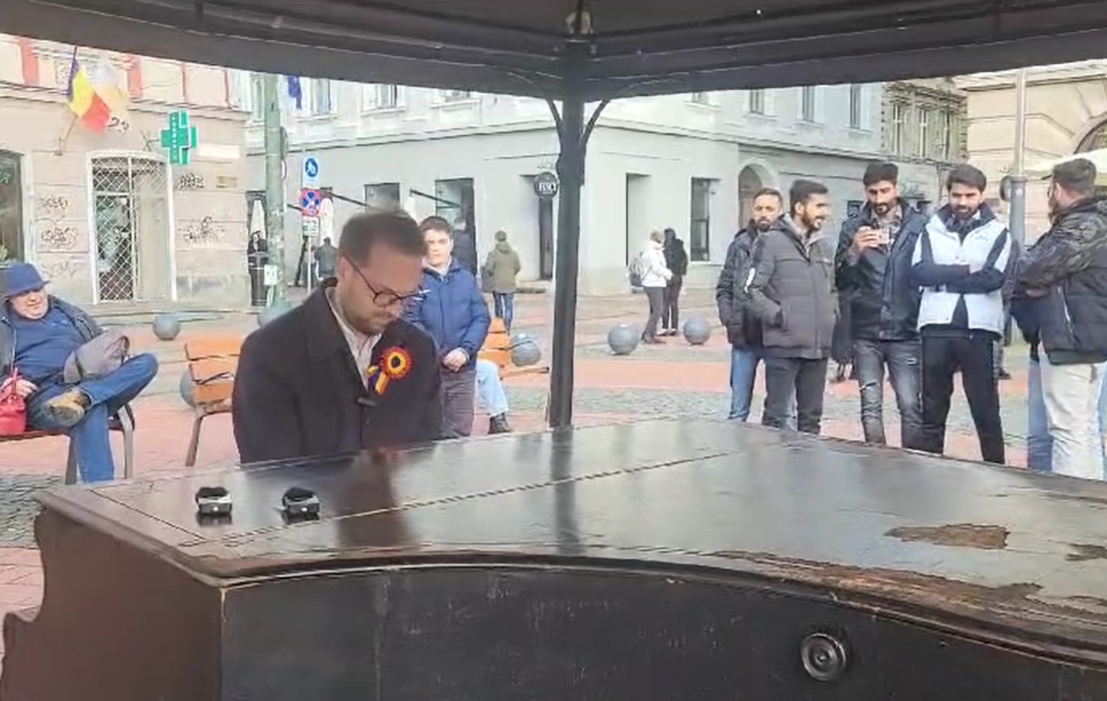 VIDEO Moment inedit: Dominic Fritz a cântat la pian „Desteaptă-te, române!”, în Piața Libertății din Timișoara