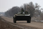 Soldați ucraineni într-un blindat de luptă