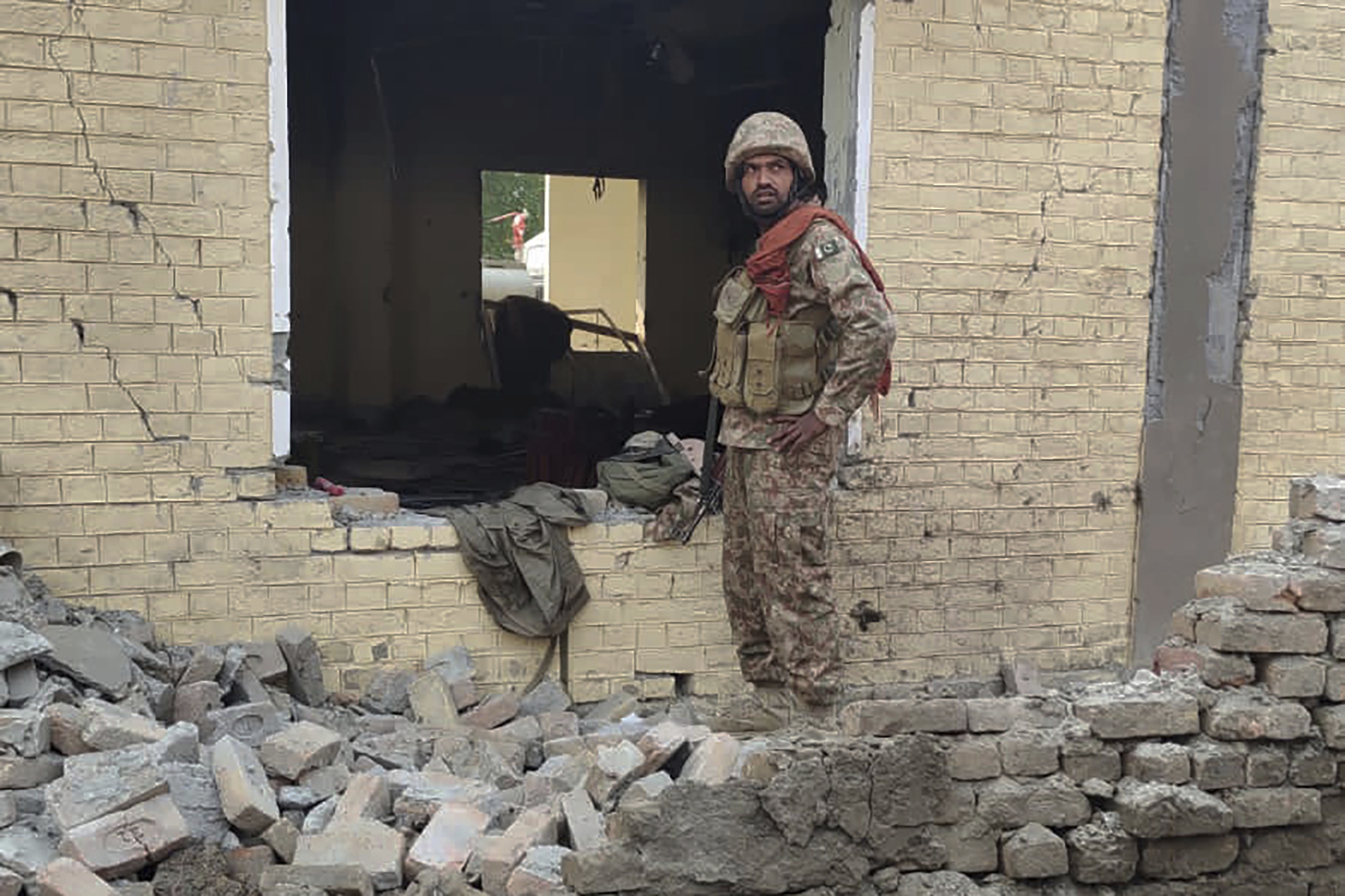 Talibanii din Pakistan au atacat o secție de poliție, omorând cel puțin 24 de oameni