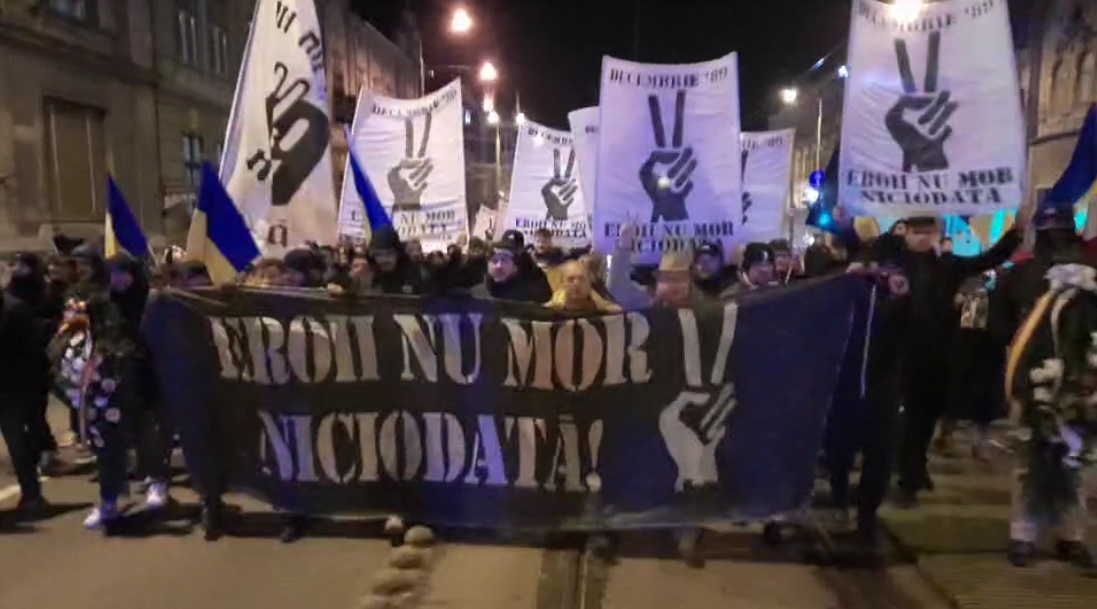 VIDEO Marşul Eroilor, în memoria eroilor căzuţi la revoluție, organizat de suporterii echipelor de fotbal la Timișoara / Momentul de reculegere, bruiat de un spectacol de muzică populară