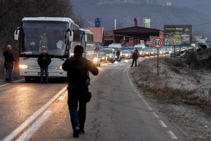 Autocare cu sârbi kosovari trec granița din Kosovo în Sebia