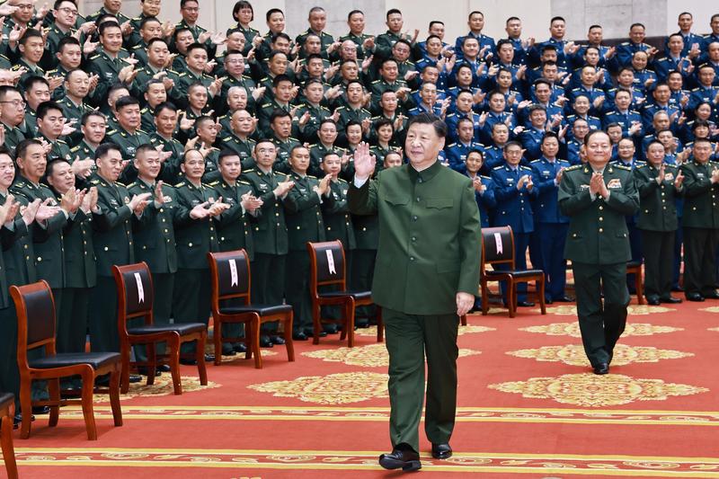 Xi Jinping alaturi de ofiteri ai fortelor armate chineze