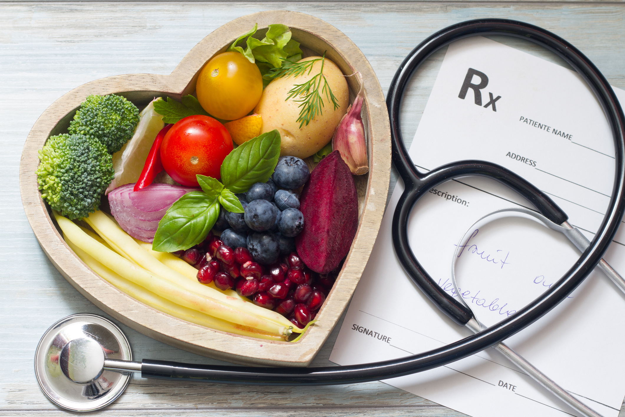 Pe contrasensul alimentației sănătoase: românii își măresc consumul de zahăr și junk food și scad consumul de fructe și legume