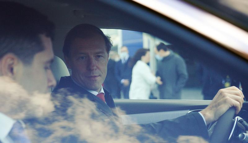 Denis Manturov, ministrul rus al industriei si comertului, la volanul unei masini