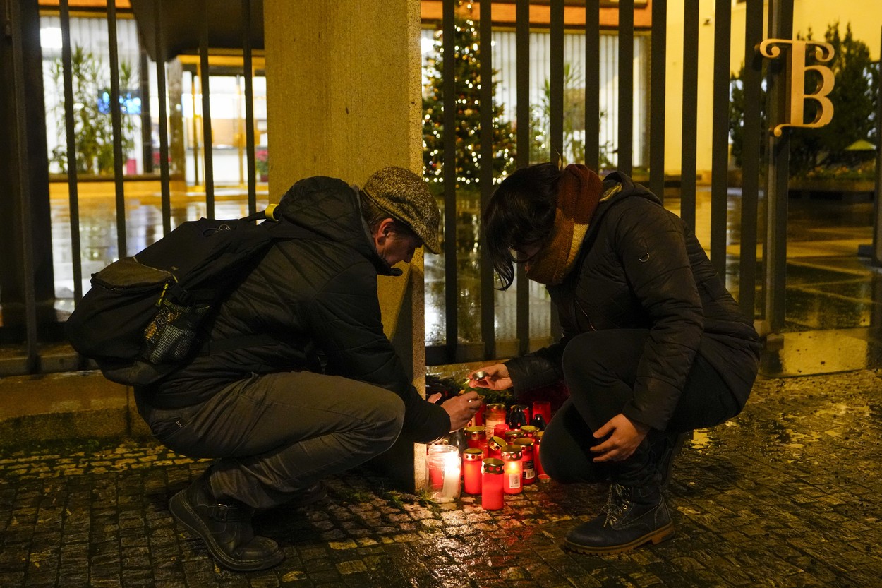 Atacatorul din Praga este suspect în cazul a două crime de săptâmâna trecută