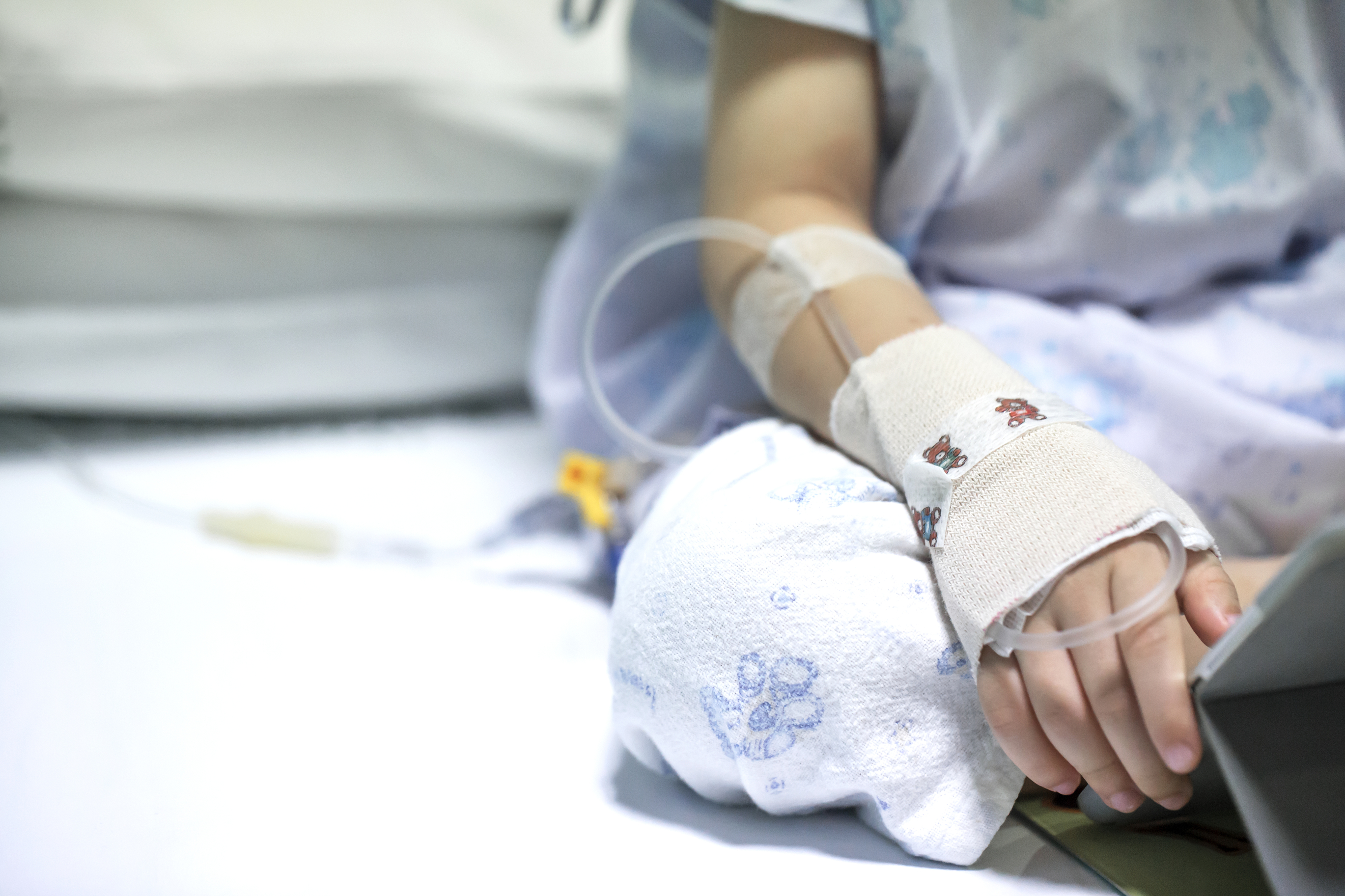 Un nou incident grav. Trei fetiţe,în stare gravă la spital, după ce au fost spălate pe cap cu soluție de deparazitare a oilor