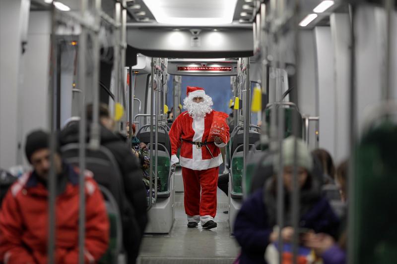 Moș Crăciun, în tramvai