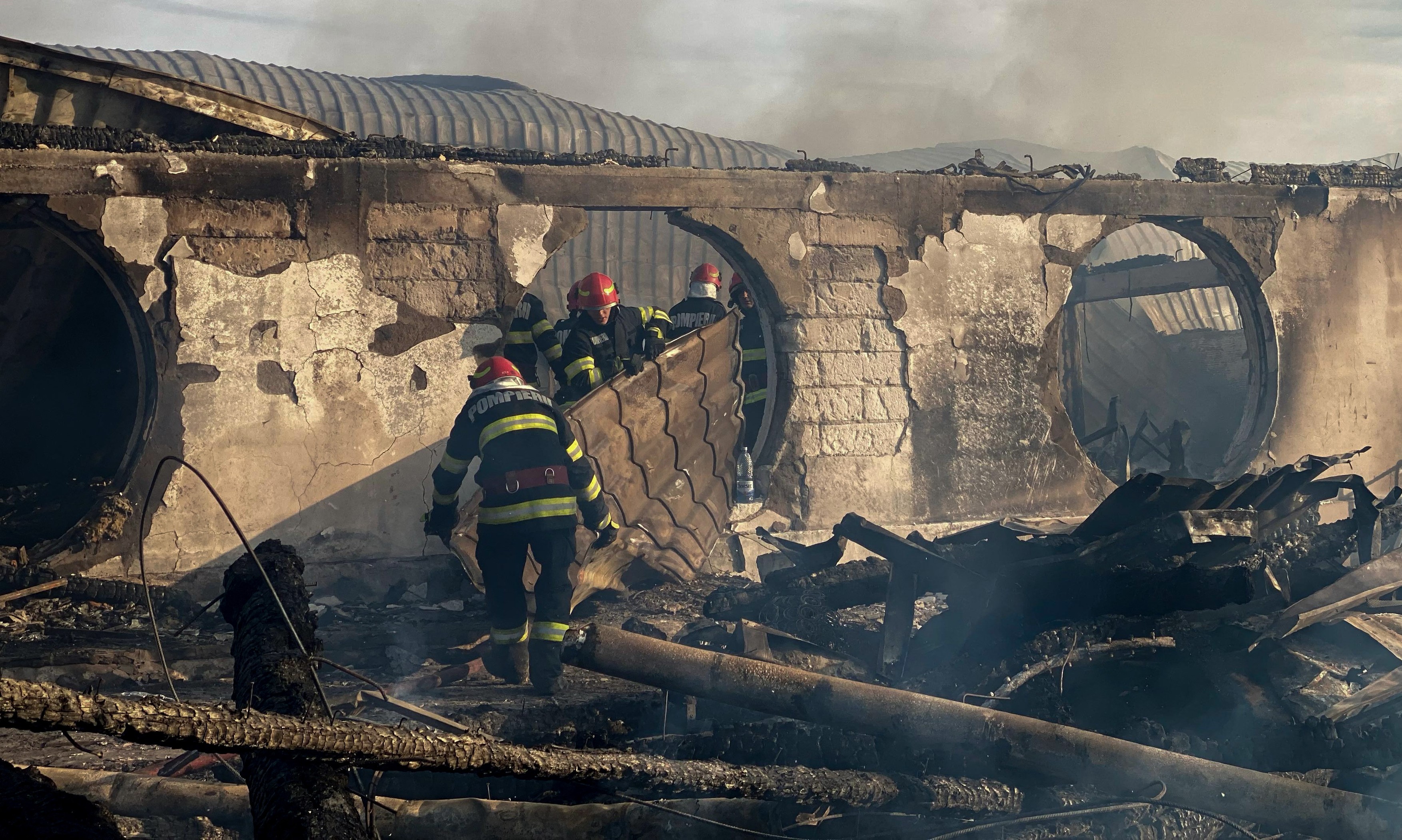 Victimele din incendiul de la Ferma Dacilor au fost identificate pe baza probelor ADN: trei copii și patru adulți. Salvatorii caută a opta persoană dispărută