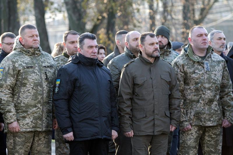 Oleksii Danilov (al doilea din stanga) alaturi de lideri militari si sefi ai serviciilor de informatii de la Kiev