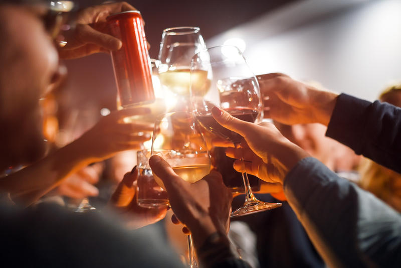 Excesul de alcool într-un timp foarte scurt crește riscul de ciroză hepatică indusă de alcool
