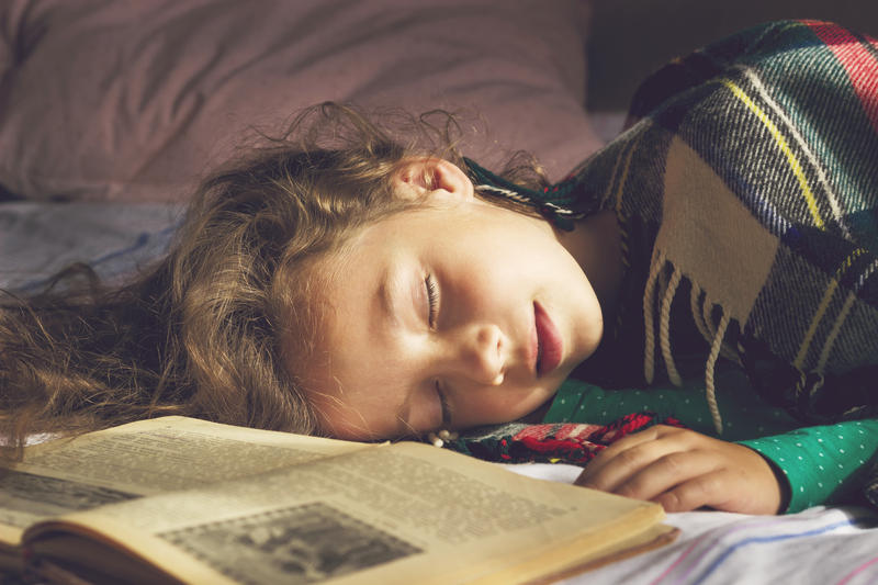 O fetiță a adormit în timp ce citea