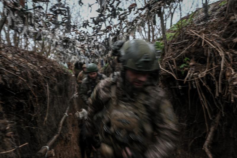 Soldați ucraineni într-o tranșee din regiunea Donețk