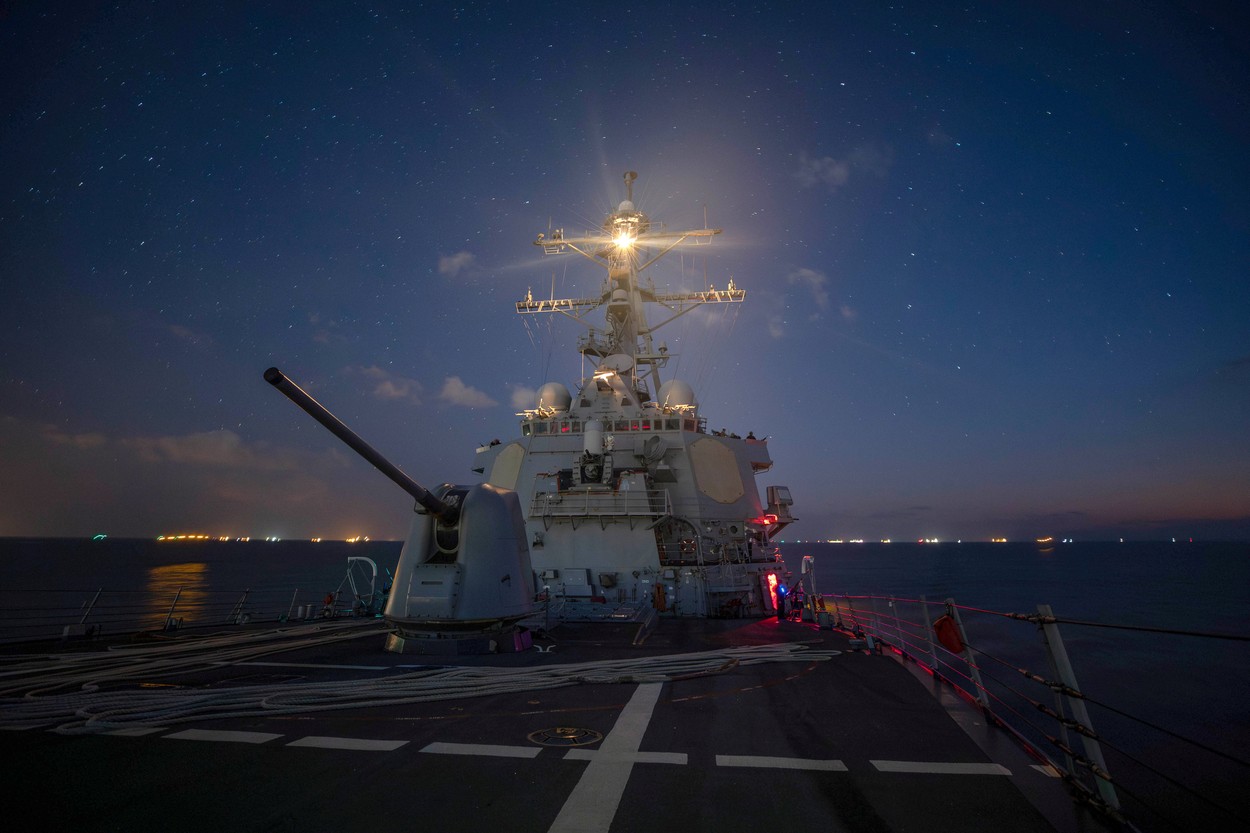 O navă de război americană și mai multe nave comerciale au fost atacate în Marea Roșie
