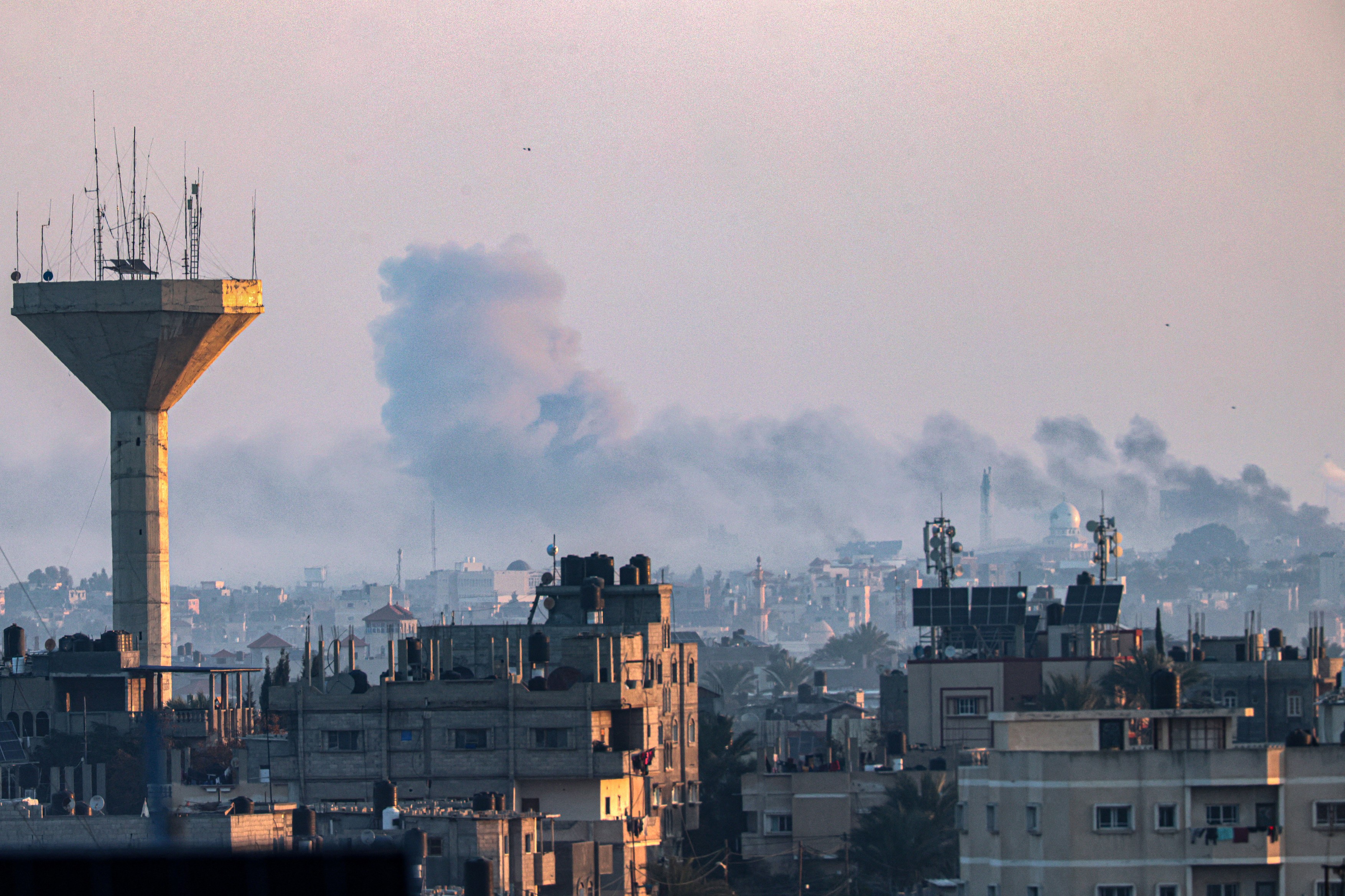 Fâșia Gaza: Bombardamente puternice în Khan Younis, Israelul pare să se pregătească să intre în oraș