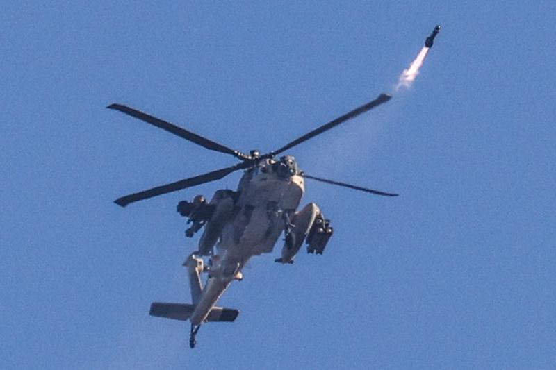 Elicopter israelian trăgând în ținte din Gaza