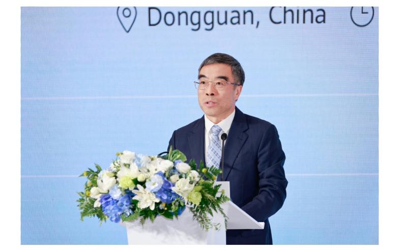 Dr. Liang Hua, Președintele Huawei, adresându-se audienței la Forumul de Sustenabilitate
