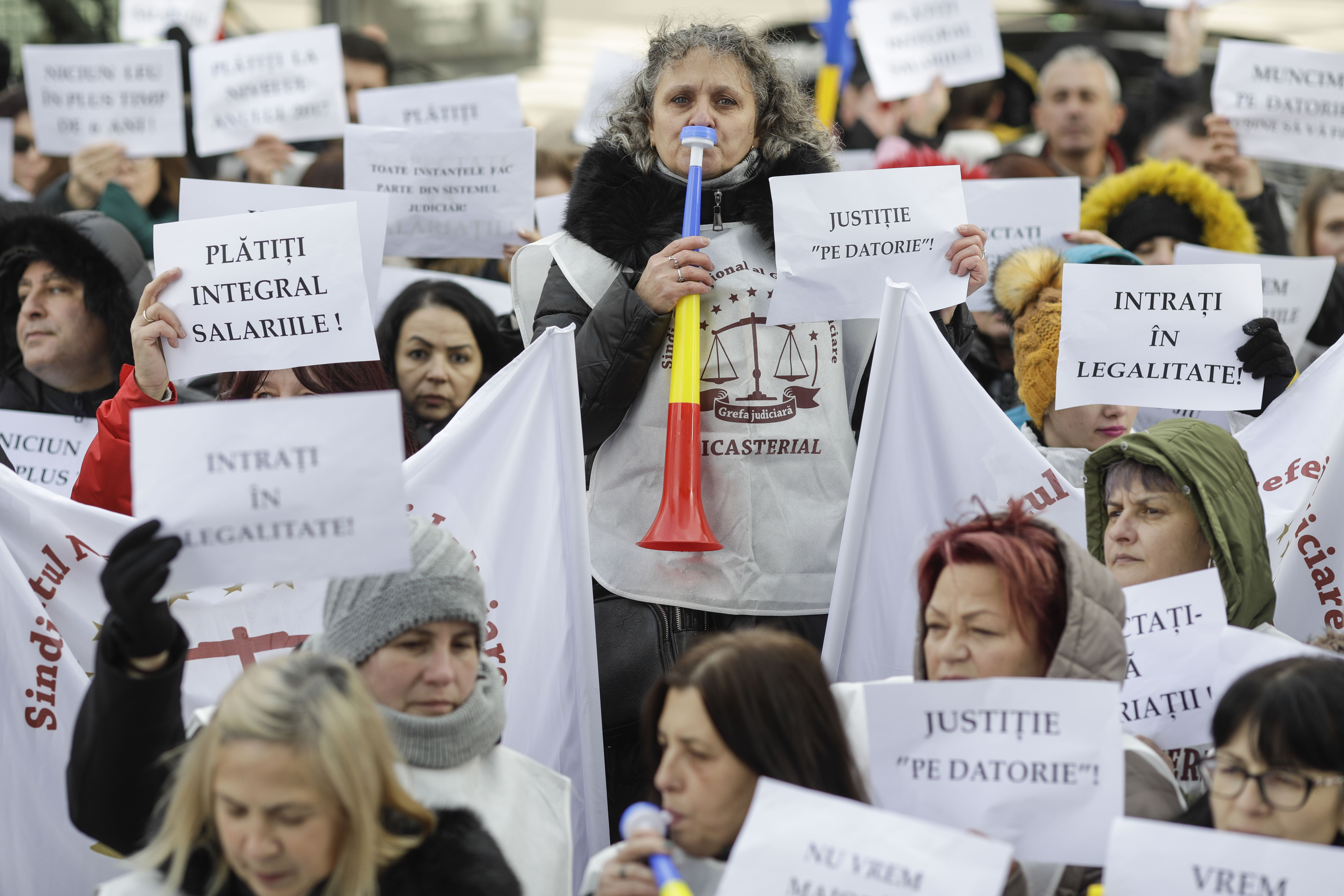 Peste o mie de grefieri protestează la instanța supremă. Care sunt revendicările