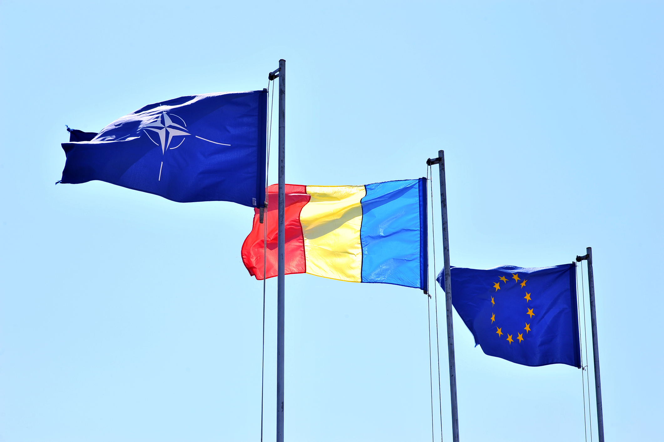 Un sfert dintre români cred că România ar trebui să părăsească UE, o cincime spun că ar trebui să iasă din NATO - sondaj INSCOP / Cine sunt considerați vinovați pentru războaiele din Gaza și Ucraina