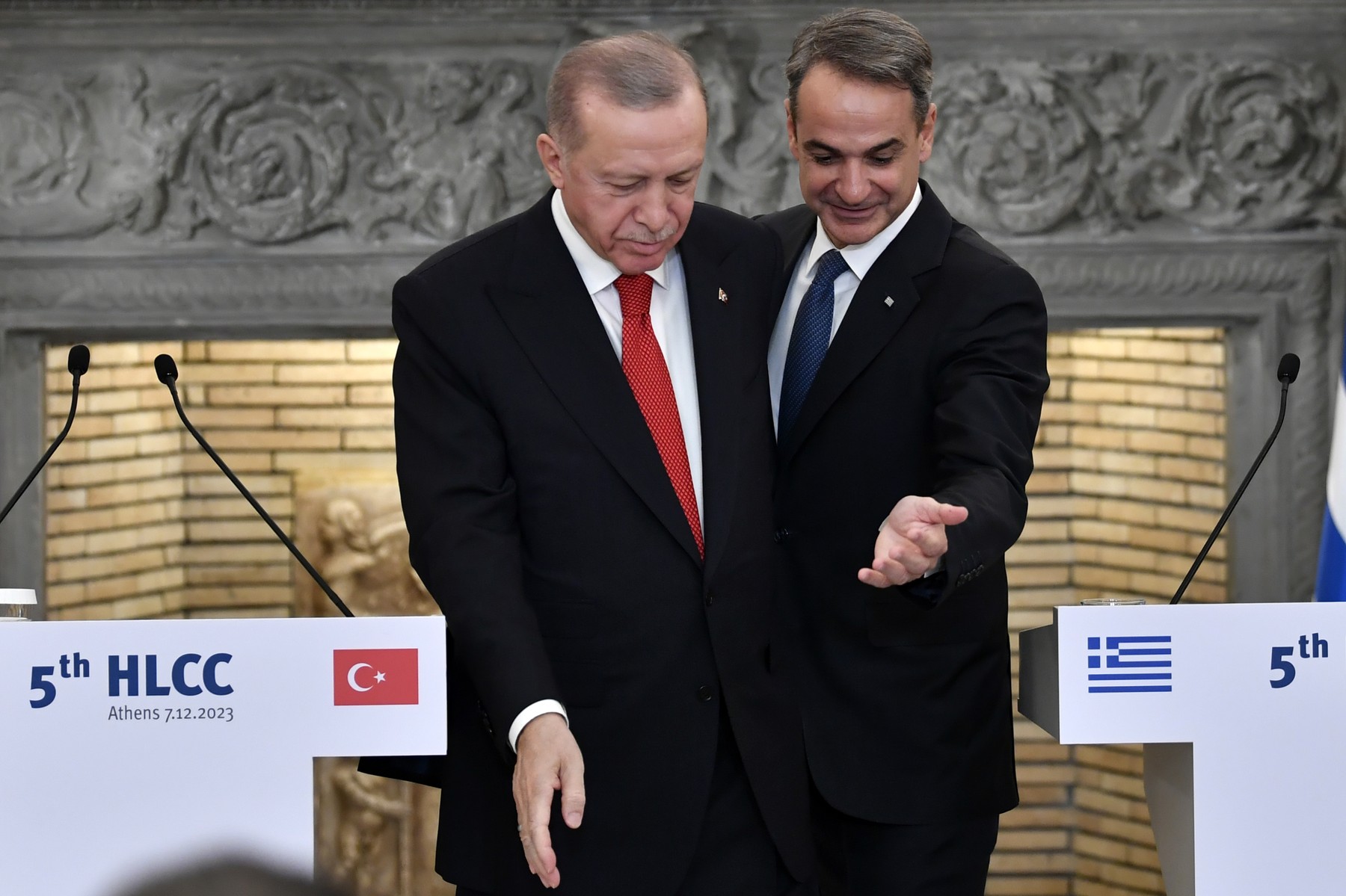 „Diplomația cutremurelor” a funcționat din nou: Grecia și Turcia promit o reparare de durată a relațiilor după o vizită istorică a lui Recep Erdogan la Atena